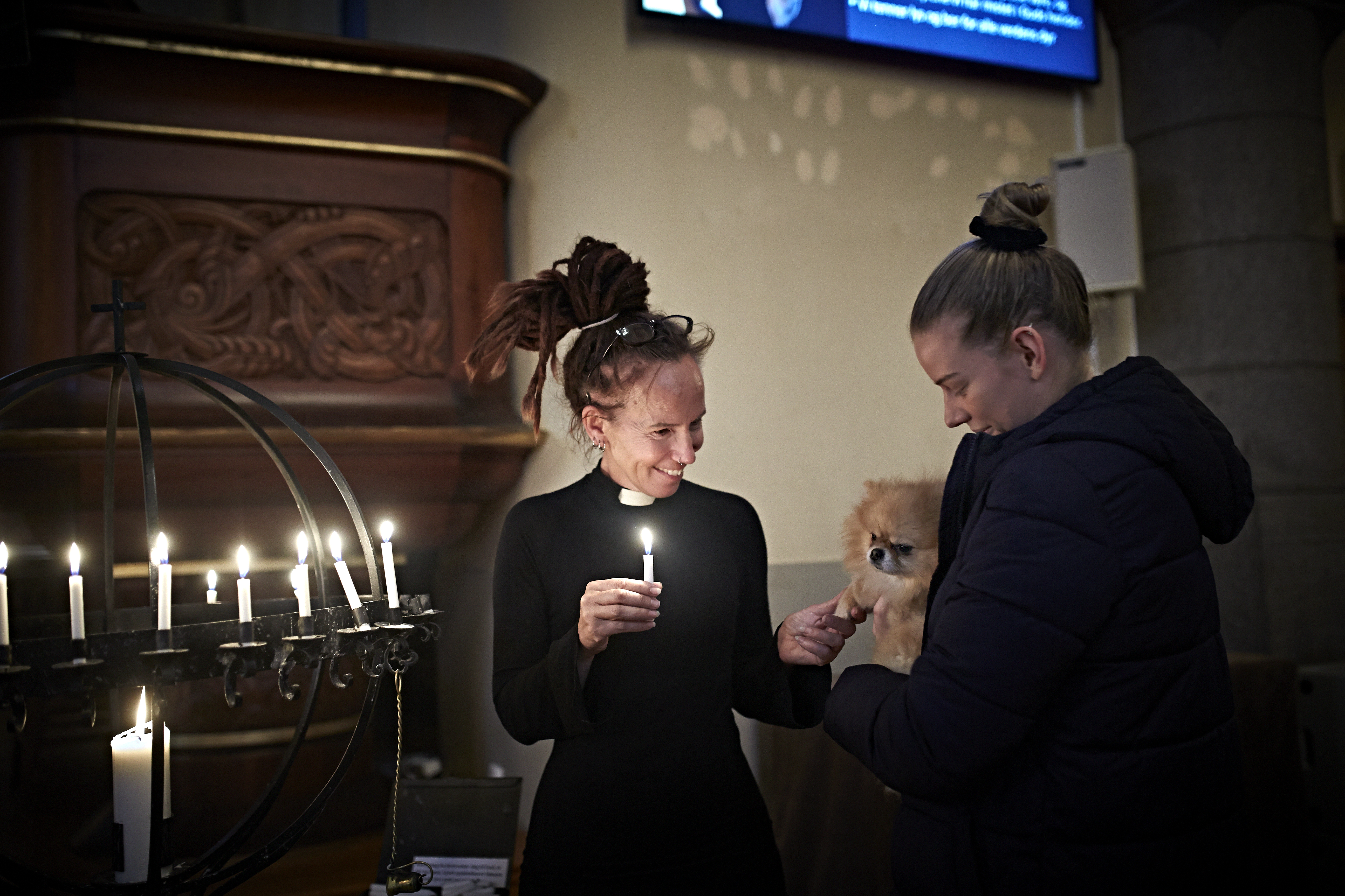 Sunniva Gylver velsinger Milo (t.v.) og Rebecca Schwalenstöcker Winsnes under åpen kirke på dyrenes dag. Foto: Geir Dokken - Dagbladet