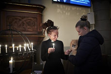 Sunniva Gylver velsinger Milo (t.v.) og Rebecca Schwalenstöcker Winsnes under åpen kirke på dyrenes dag. Foto: Geir Dokken - Dagbladet