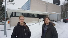 Østre Aker og Haugerud menighet har klart å spare store beløp ved å redusere strømforbruket. Fungerende menighetssekretær Hans Støver Eek (t.v.) og fungerende daglig leder Daniel Fossum Ilic, har sammen med øvrig stab og menighet tatt sparingen som en utfordring.