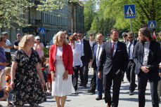 Daglig leder Audhild Årøen og sokneprest Knut Rygh tok i mot kronprinsparet utenfor Sagene kirke.