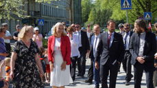 Daglig leder Audhild Årøen og sokneprest Knut Rygh tok i mot kronprinsparet utenfor Sagene kirke.