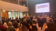 Menighetsrådsmedlemmer fra Oslo lytter til KA-direktør Marit Halvorsen Hougsnæs som foredrar om kirkelig organisering i Bøler kirke.