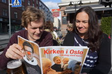 Anne og Lars koser seg i vårsola med fellesrådets Årsmagasin, "Kirken i Oslo - i dialog med byen".