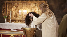 Mange tok imot biskopens invitasjon til drop in-dåp i Oslo domkirke påskeaften. Foto fra Oslokirkens dåpskampanje: Stein Bråthen.