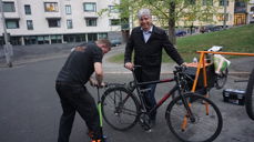 Klima- og miljøminister Ola Elvestuen besøker Fagerborg menighets sykkelverksted.