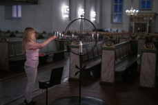 Andrea Solli er vert i nattåpen domkirke. Foto: NRK