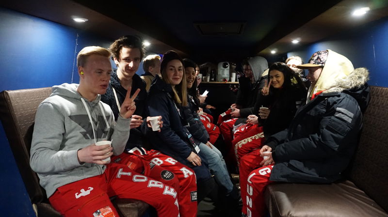 400 russ besøkte Kirkens varmebuss på Tryvann natt til lørdag, og de stilte villig opp til fotografering.