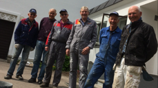 "Gubbe-gjengen" har pusset opp Høybråten kirken. Leder Helge Vinorum står helt til høyre.