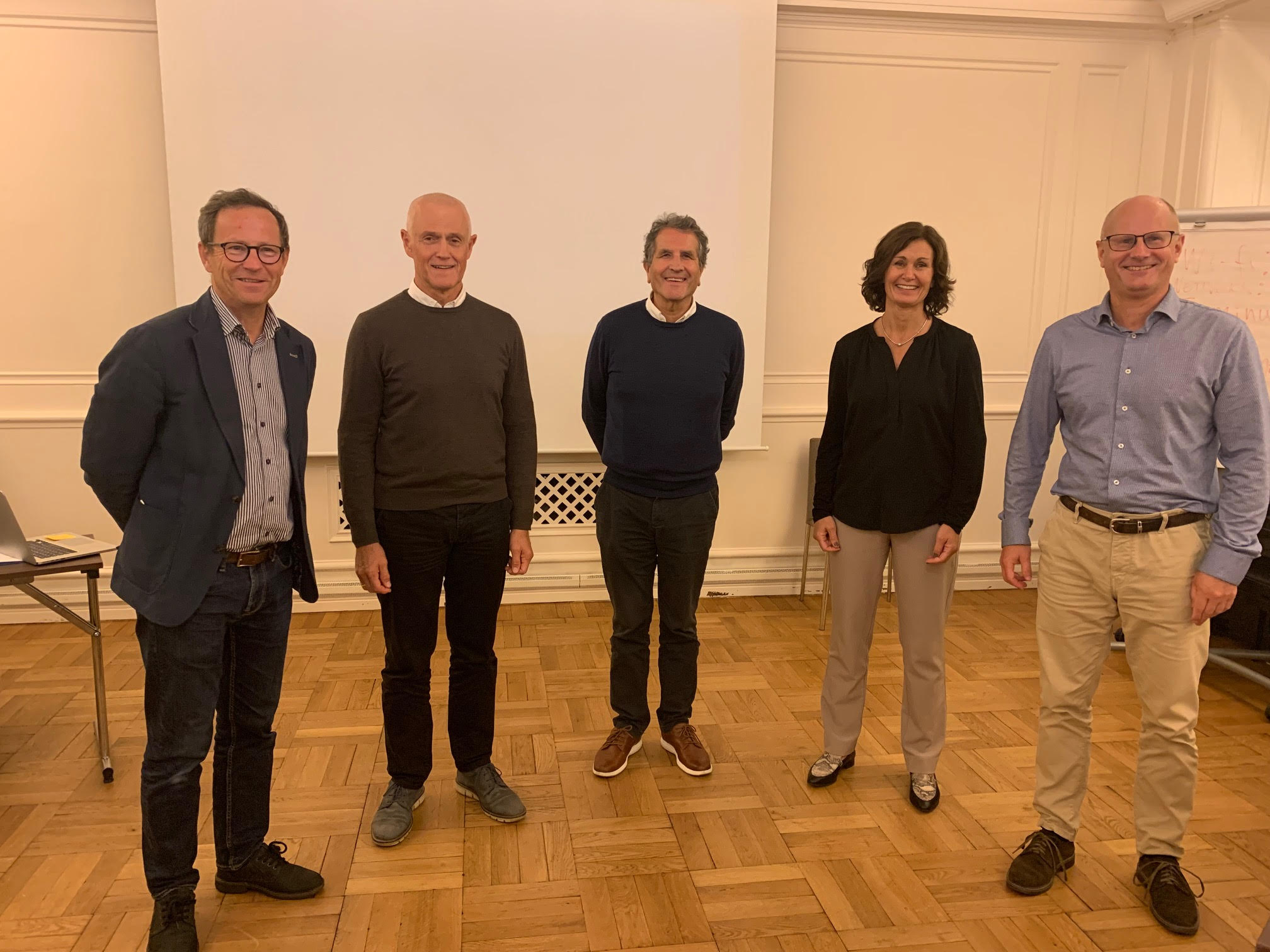 Kirkevergene i G4 er samlet i Bergen. Fra venstre: Robert Wright (Oslo), Kjell Inge Nordgård (Trondheim), Asbjørn VIlkensen (avtroppende Bergen), Mette Svanes (påtroppende Bergen), Rune Skagestad (Stavanger).
