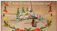 Årets julekortmotiv er en håndbrodert duk fra Oslo i 1962. Sitatet er tatt fra en kjent Ønskekonsertsang: Kom til den hvitmalte kirke.