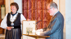 Domkantor Kåre Nordstoga har fått Oslo bys kulturpris, utdelt av ordfører Marianne Borgen. Foto Oslo kommune/Sturlason.