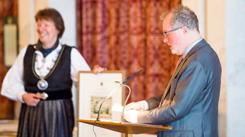 Domkantor Kåre Nordstoga har fått Oslo bys kulturpris, utdelt av ordfører Marianne Borgen. Foto Oslo kommune/Sturlason.