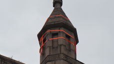 Et av tårnene på Frogner kirke er sikret med stropper fra Biltema.