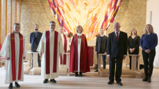 Biskop Kari Veiteberg, prester, stab og frivillige gjeninnviet Hasle kirke 25. oktober. Foto: Wulff/Groruddalen avis