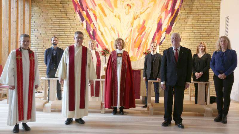 Biskop Kari Veiteberg, prester, stab og frivillige gjeninnviet Hasle kirke 25. oktober. Foto: Wulff/Groruddalen avis