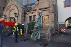 Jesus blir fjernet fra Frogner kirke.