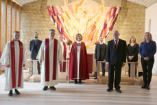 Biskop Kari Veiteberg, prester, stab og frivillige gjeninnviet Hasle kirke 25. oktober. Foto: Wulff/Groruddalen avis