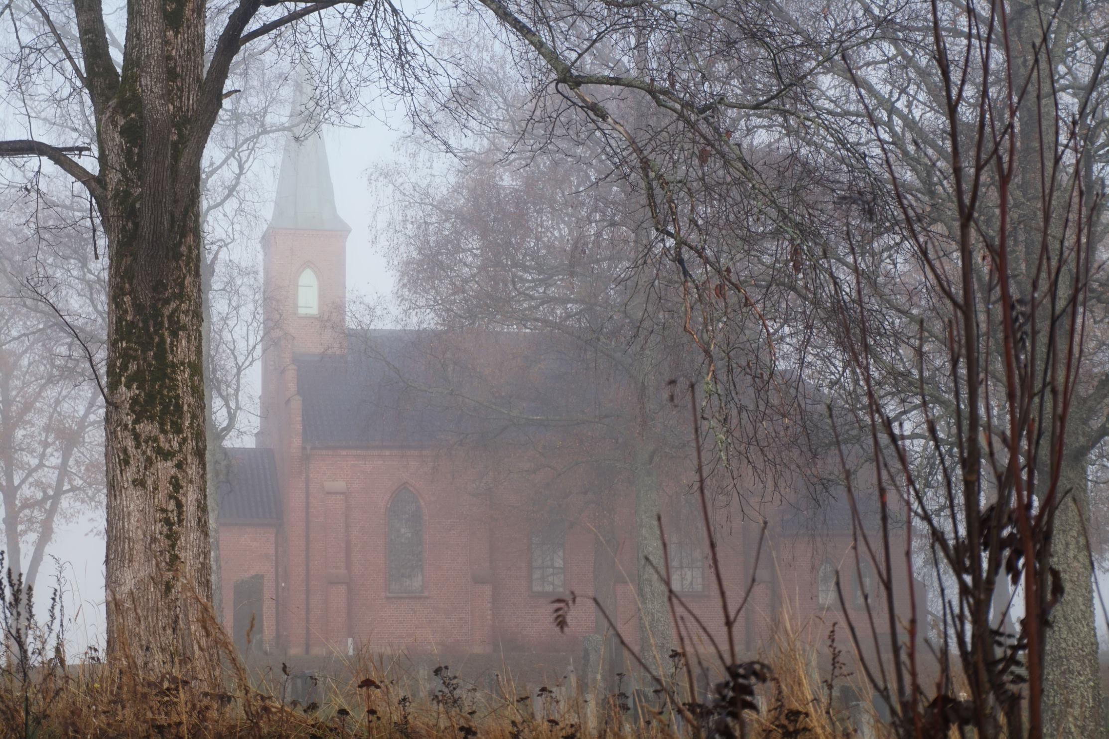 Årets julekortmotiv er vakre Sørkedalen kirke i desemberskrud ala 2020. Foto: KfiO/fft