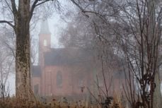 Årets julekortmotiv er vakre Sørkedalen kirke i desemberskrud ala 2020. Foto: KfiO/fft