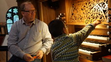 Bjørn Vidar Ulvedalen underviser Benjamin, en av orgelskolens elever, i Sofienberg kirke.