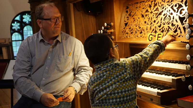Bjørn Vidar Ulvedalen underviser Benjamin, en av orgelskolens elever, i Sofienberg kirke.