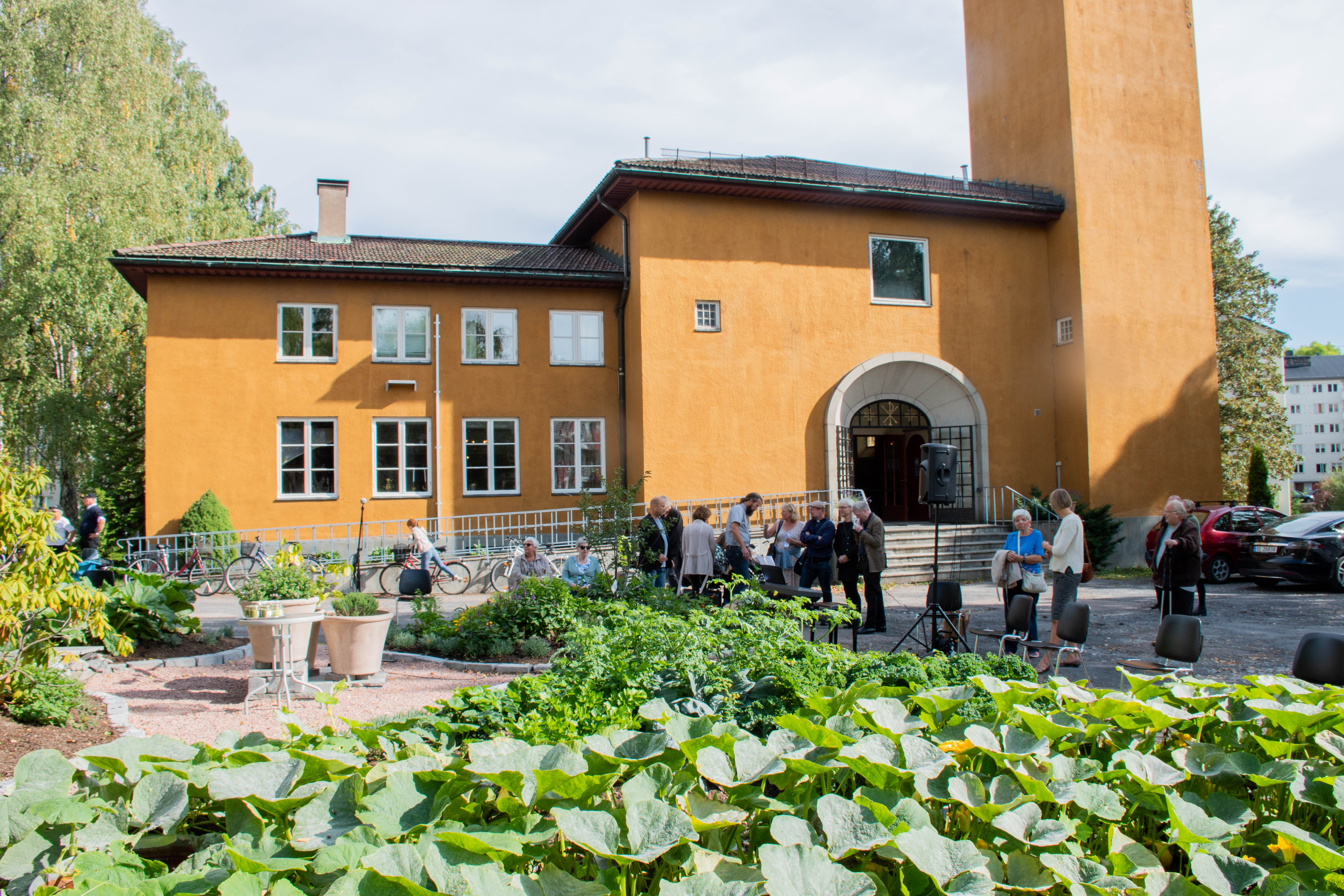 Ila kirke har fått egen klosterhage. Foto Helga Lindland.