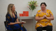 Kjersti Opstad (t.h.), eller "Kirke-Kjersti" blir intervjuet av Vårt Land forlag under lanseringen av boken "Kirka og jeg".