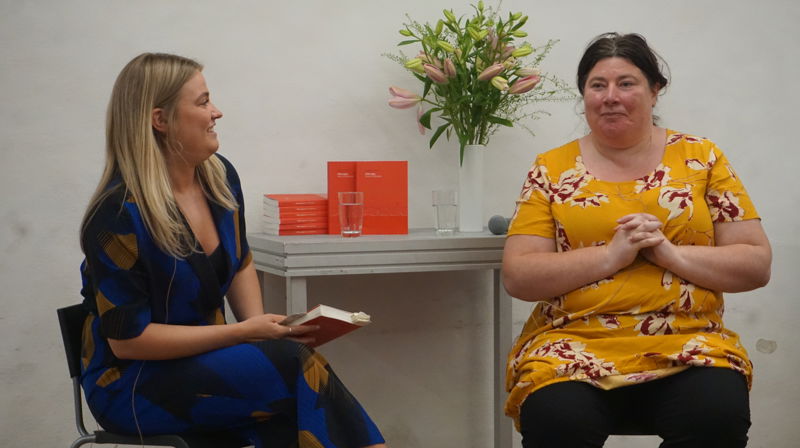 Kjersti Opstad (t.h.), eller "Kirke-Kjersti" blir intervjuet av Vårt Land forlag under lanseringen av boken "Kirka og jeg".