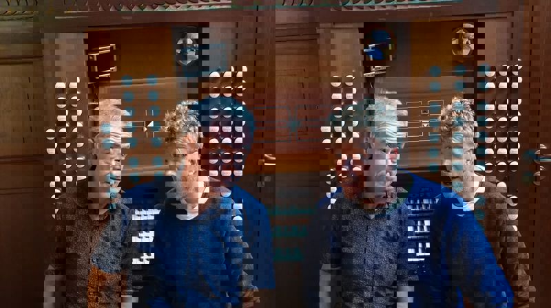 Øystein Bache er programvert når han og Nils Henrik Asheim ønsker velkommen til ønskekonsert i Fagerborg kirke.