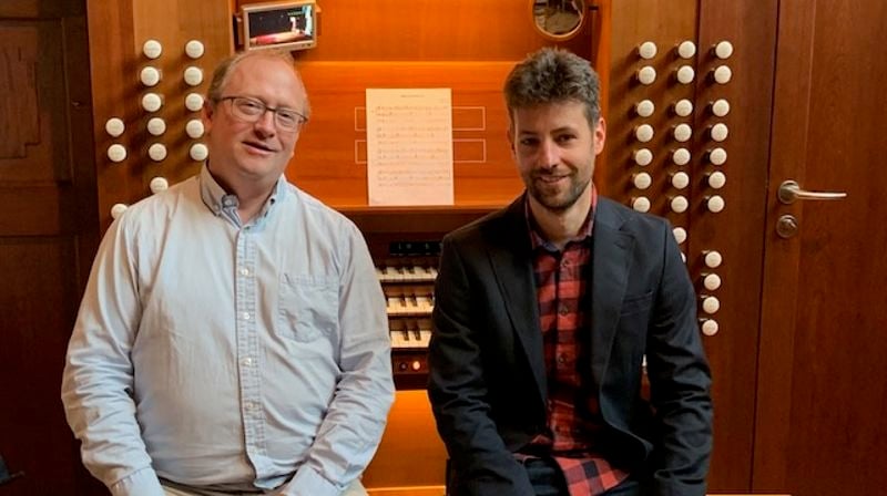 Bjørn Vidar Ulvedalen (t.v.) overlater stafettpinnen til Kristoffer Myre Eng, som nå overtar som orgelklærer for orgelskolen i Oslo.
