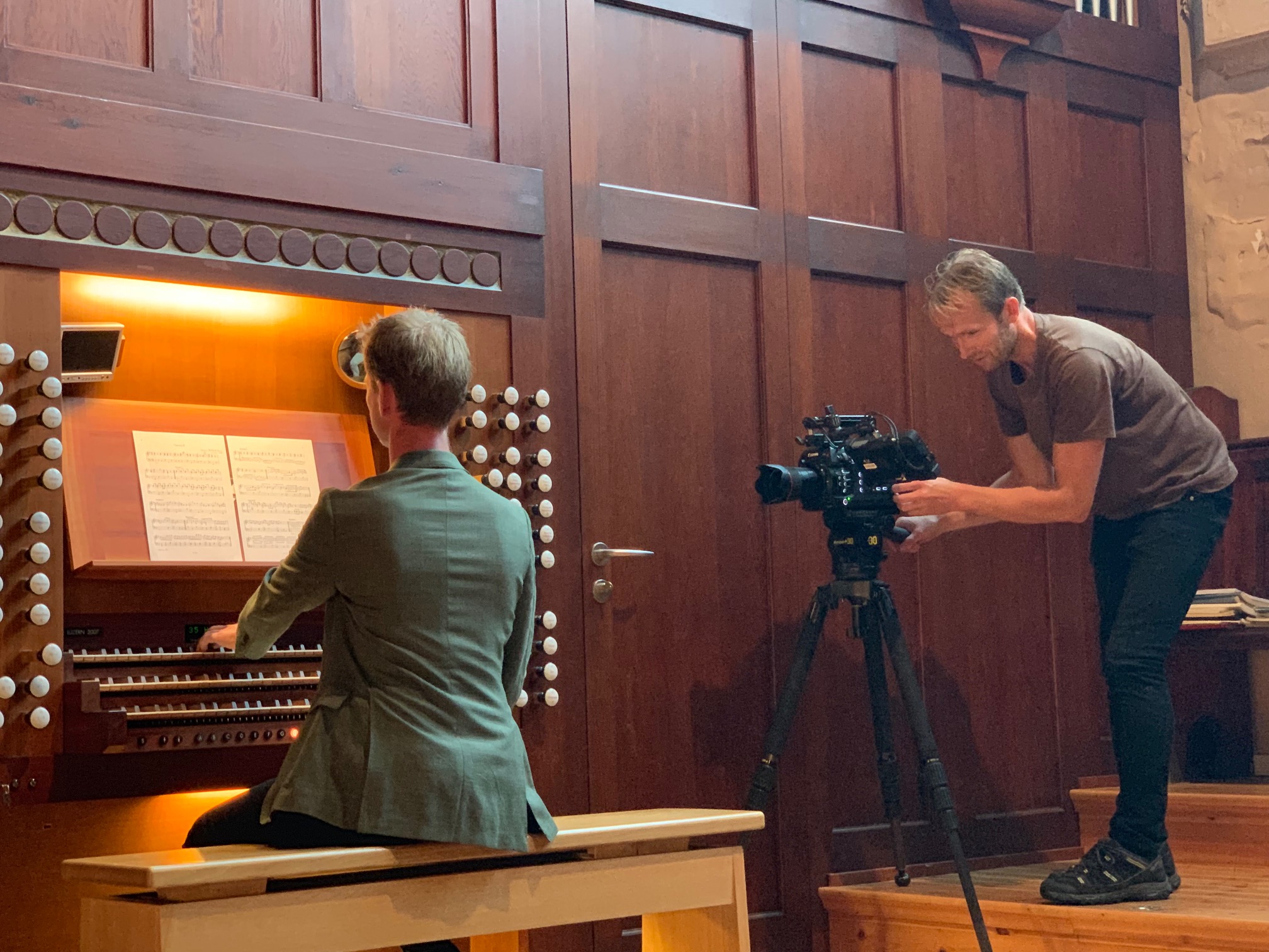 Kantor Gjermund Brenne og filmfotograf Jonny Engelsvoll i opptak til Oslo Orgelfestivals festivalfilm.