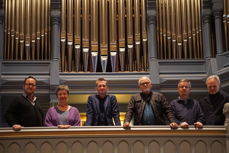 Foran orgelet i Uranienborg kirke (f.v.) Thomas Ekeberg-Andersen, prosjektleder, Inger-Lise Ulsrud, kantor i Uranienborg, Gjermund Brenne, kantor i Fagerborg, Olav Rune Bastrup, kantor i Grønland, Halgeir Schiager, kantor i Sofienberg, Knut Erik Tveit, kulturrådgiver for Oslo bispedømme. Foto: Finn Folke Thorp