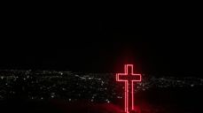 Korset lyser for alle. God påske. Foto: Diana Vargas