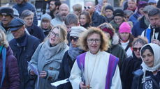 Biskop Kari Veiteberg på korsvandring i Oslos gater.