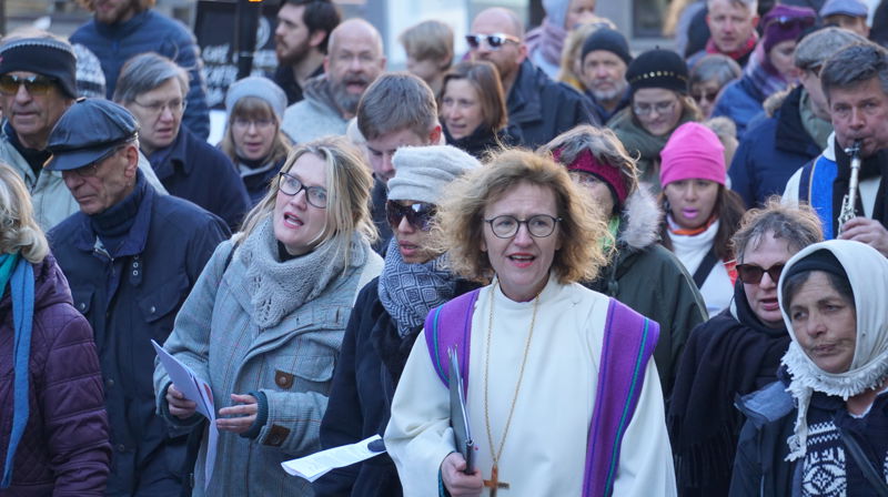 Biskop Kari Veiteberg på korsvandring i Oslos gater.