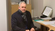 I likhet med alle ansatte sitter bygg- og eiendomssjef Andrè Eidem Selli med skjerf og jakke på kontoret i disse dager. Han er svært bekymret over de økte strømkostnadene.