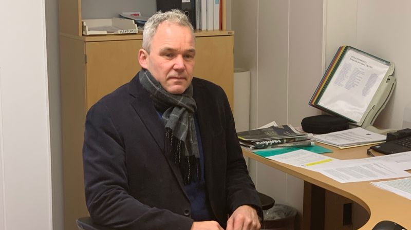 I likhet med alle ansatte sitter bygg- og eiendomssjef Andrè Eidem Selli med skjerf og jakke på kontoret i disse dager. Han er svært bekymret over de økte strømkostnadene.