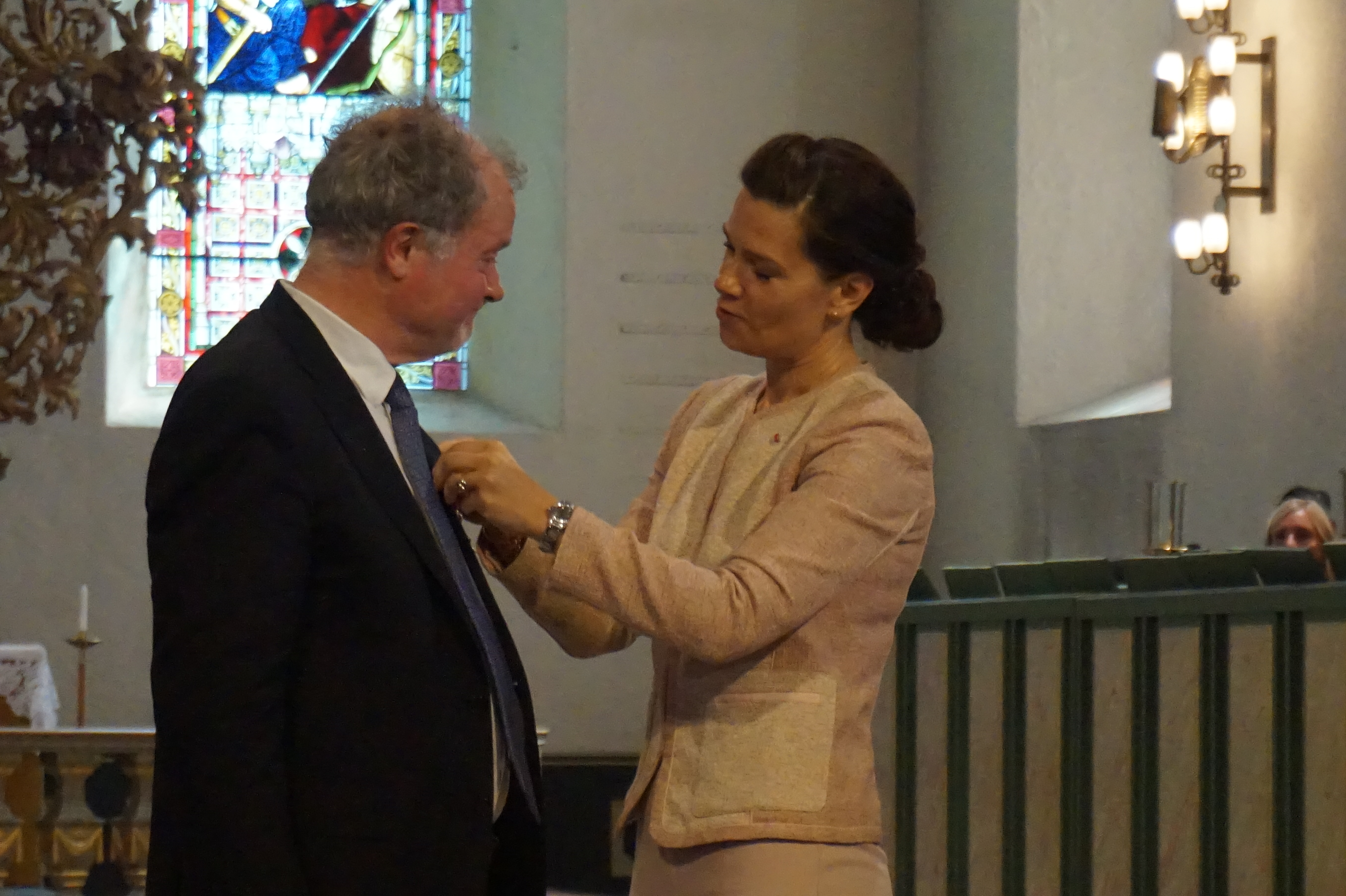 Kåre Norstoga blir tildelt St. Olavs orden av kansellisjef Mette Tverli.