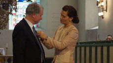 Kåre Norstoga blir tildelt St. Olavs orden av kansellisjef Mette Tverli.