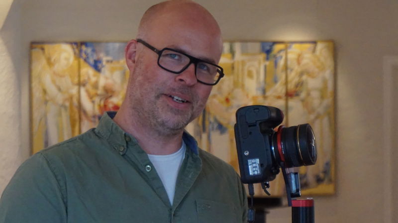 Fotograf Tommy Hvitfeldt tar panoramabilder av kirker i Oslo.