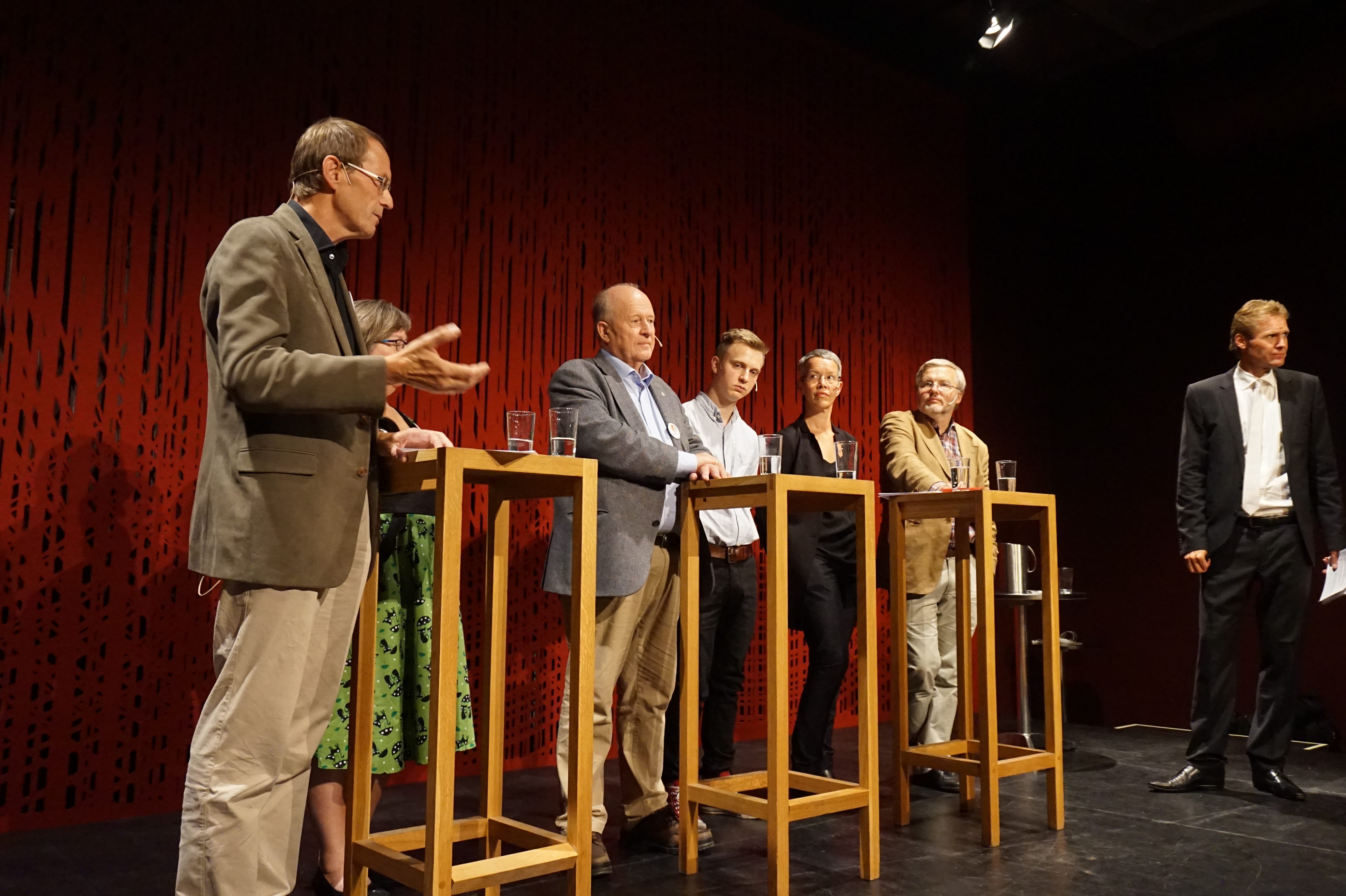 NRKs Erik Wold ledet kirkevalgdebatten i Litteraturhuset.