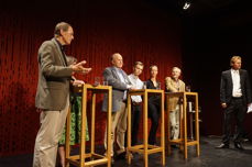 NRKs Erik Wold ledet kirkevalgdebatten i Litteraturhuset.