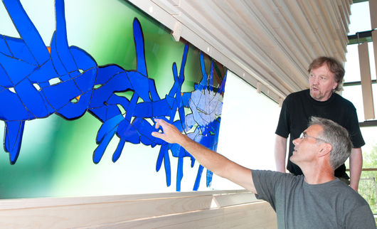 Thomas Hestvold monterer altertavle. Foto: Gunnar Grøsland