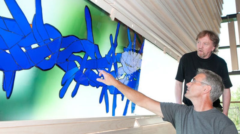 Thomas Hestvold monterer altertavle. Foto: Gunnar Grøsland