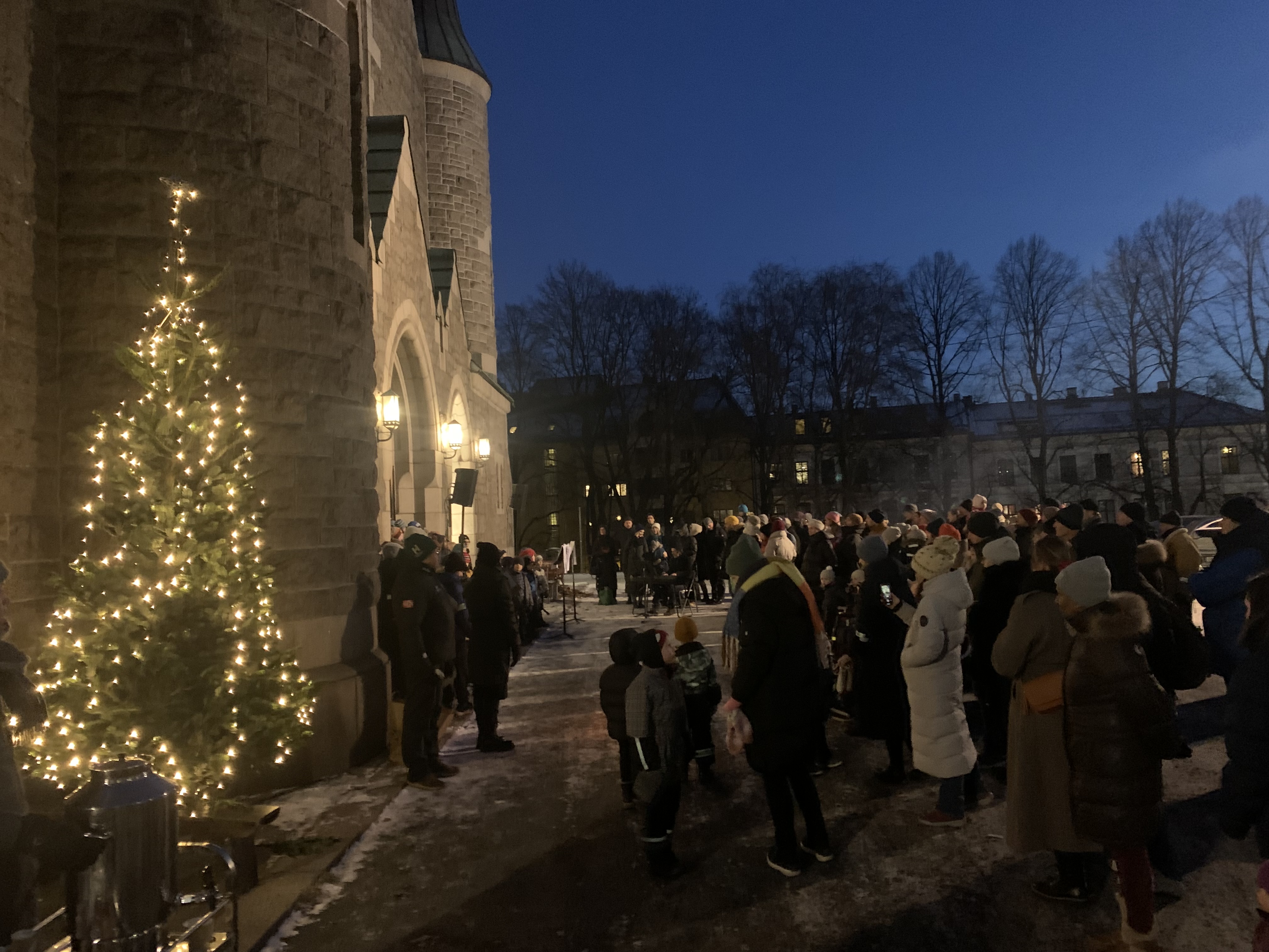 Stor stemning under julegrantenning første søndag i advent med Bislett guttekor og sokneprest Sunniva Gylver.