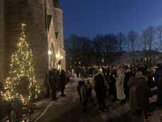 Stor stemning under julegrantenning første søndag i advent med Bislett guttekor og sokneprest Sunniva Gylver.