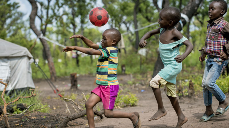 Ved at vann blir tilgjengelig i landsbyen, får barn mulighet til å være barn.