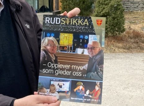 Sogneprest Trond Løberg med en fersk utgave av Rudstikka