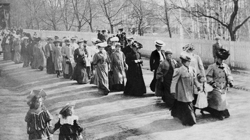 Foto: Maihaugen. Kvinner marsjerer i tog