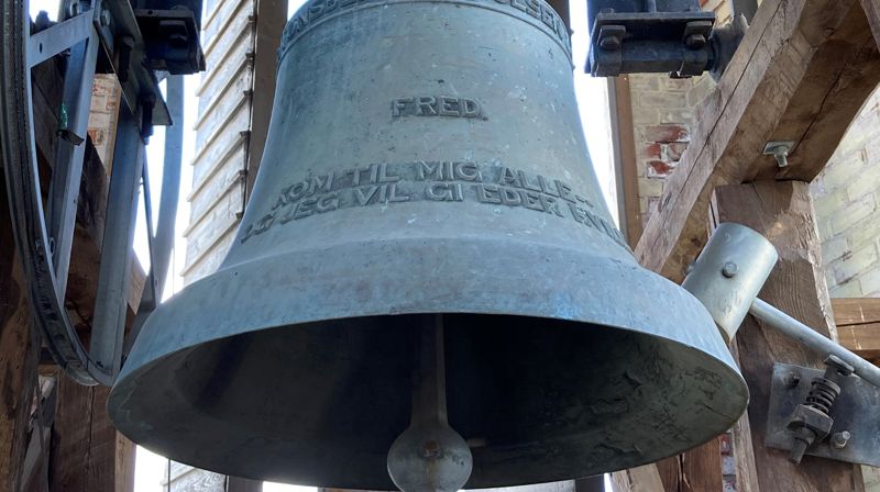 Kirkeklokkene ringer for fred